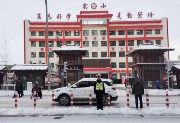长治壶关交警雪天护学  为学生撑起“安全伞”
