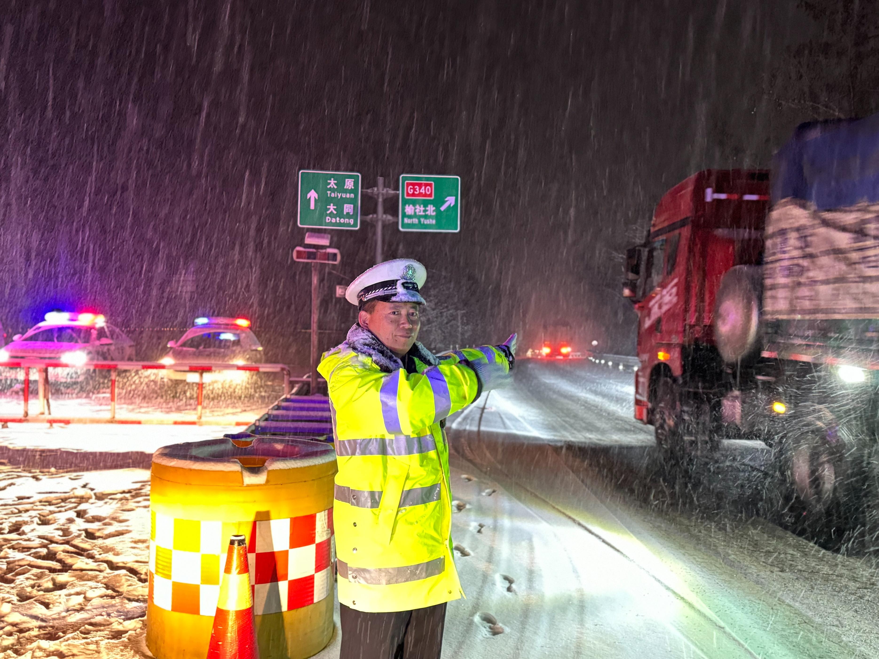 山西公安交警积极应对降雪全员上路保安全