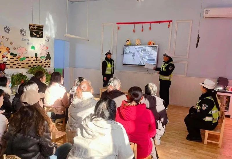 临汾公安交警走进辖区校园开展宣传活动 平安路上“警”相伴