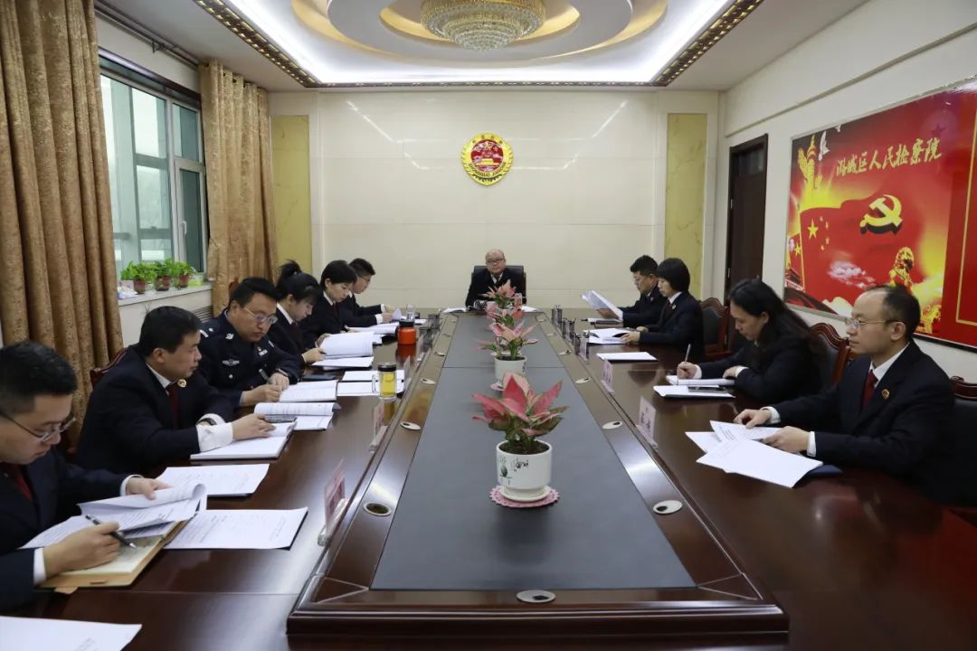 长治潞城区人民检察院召开党组理论学习中心组（扩大）会