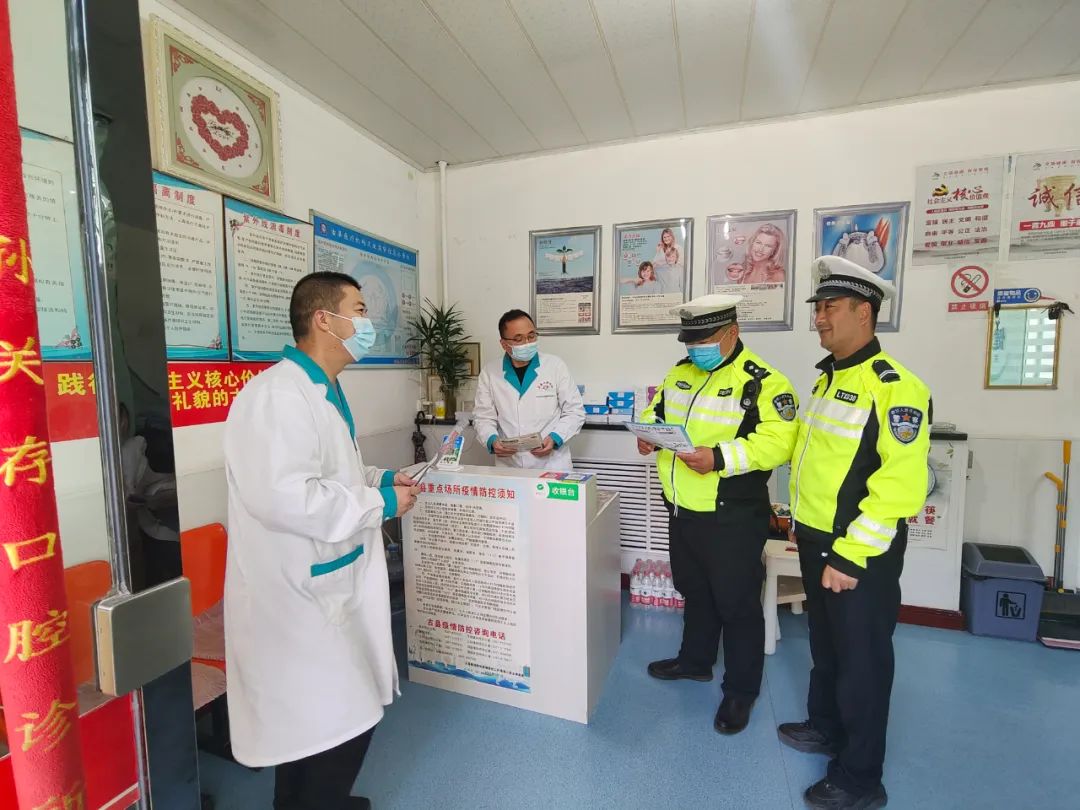 临汾公安交警走进沿街商铺开展冬季交通安全宣传活动