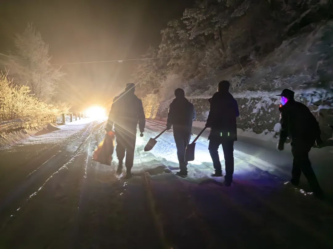 长治壶关：雪天路滑车被困   民警救援护平安