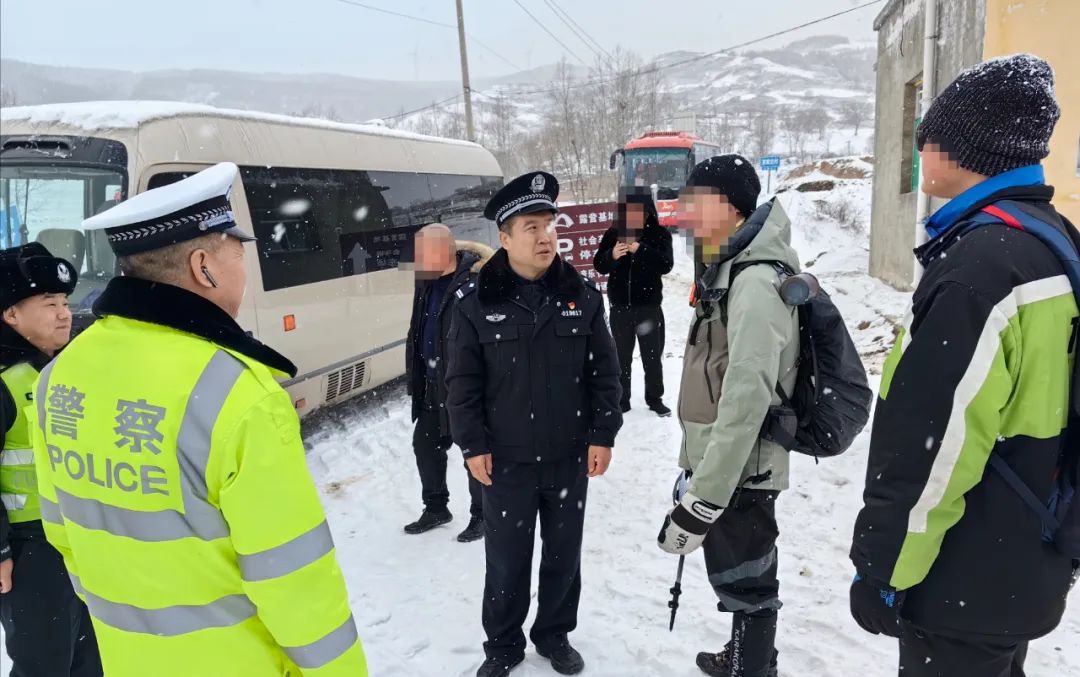 户外团队冒险上山赏雪  太原娄烦公安暖心全程护送