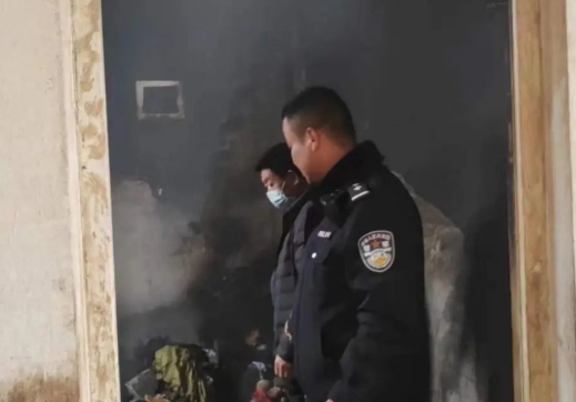 “熊孩子”玩火险酿大祸……