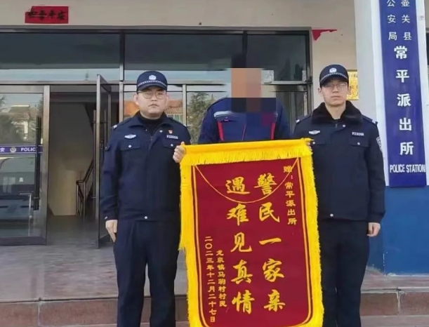 长治壶关公安：八旬老人深夜迷路  民警护送安全回家