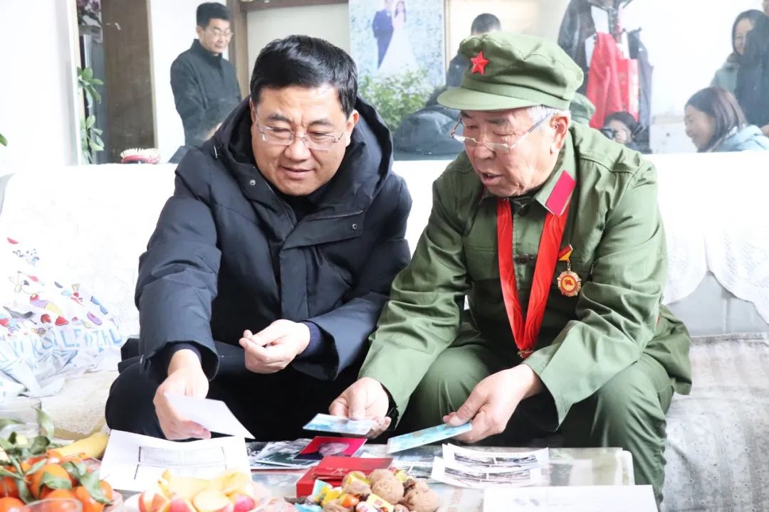 太原娄烦县县委书记李树忠元旦前夕走访慰问退伍军人