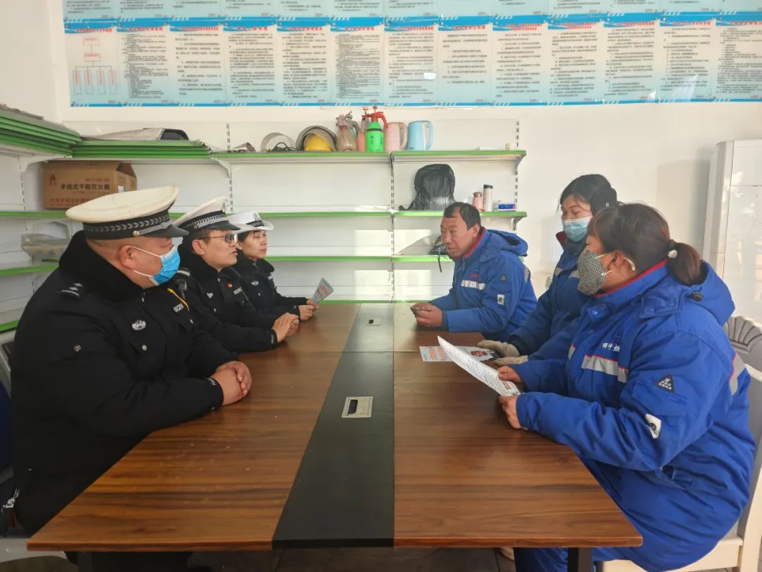 临汾公安交警走进辖区企业开展冬季交通安全宣传教育活动
