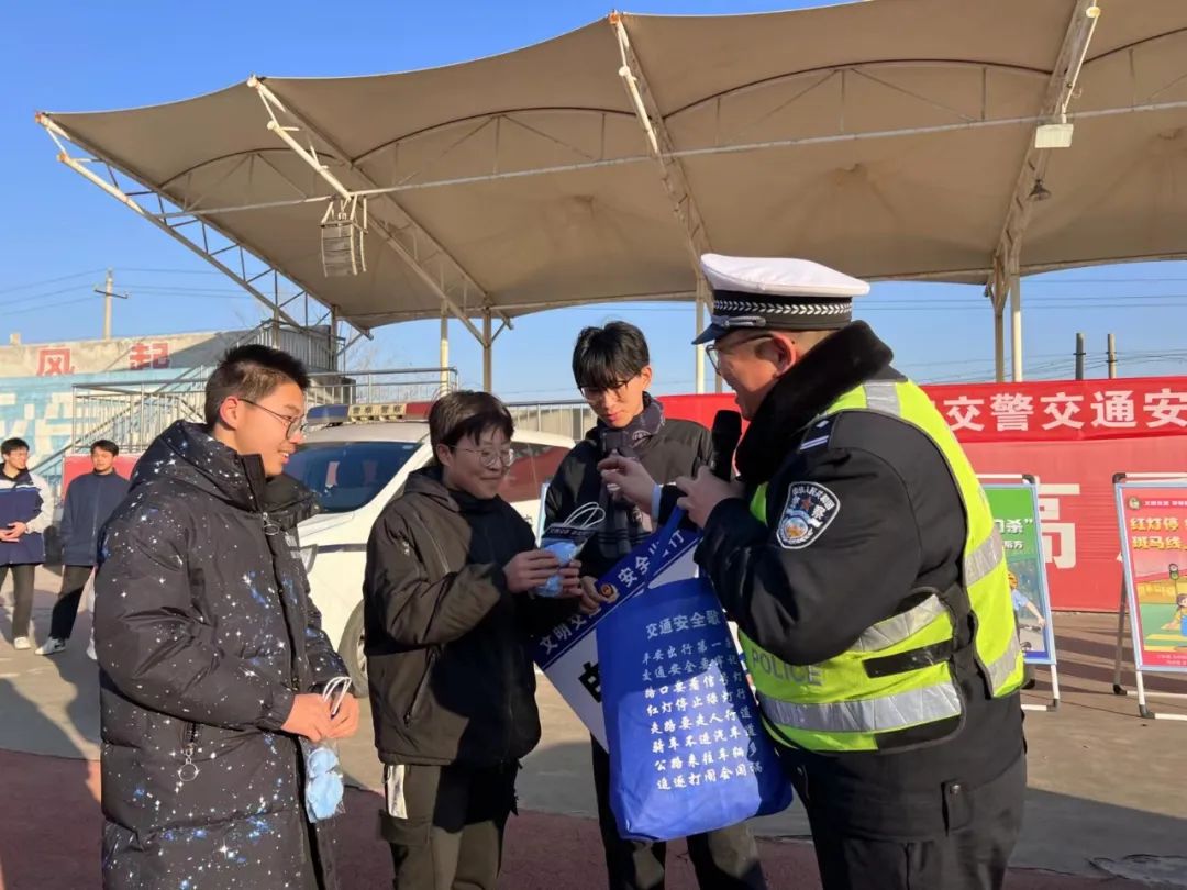 临汾公安交警走进辖区校园开展交通安全宣传教育活动