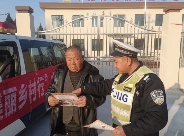 步履不停  “乡”约平安——临汾公安交警走进辖区农村开展“美丽乡村行”交通安全巡