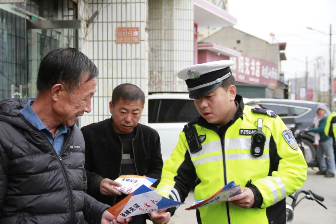 临汾公安交警走进辖区人员密集场所开展“一老一小”交通安全精准宣传教育活动