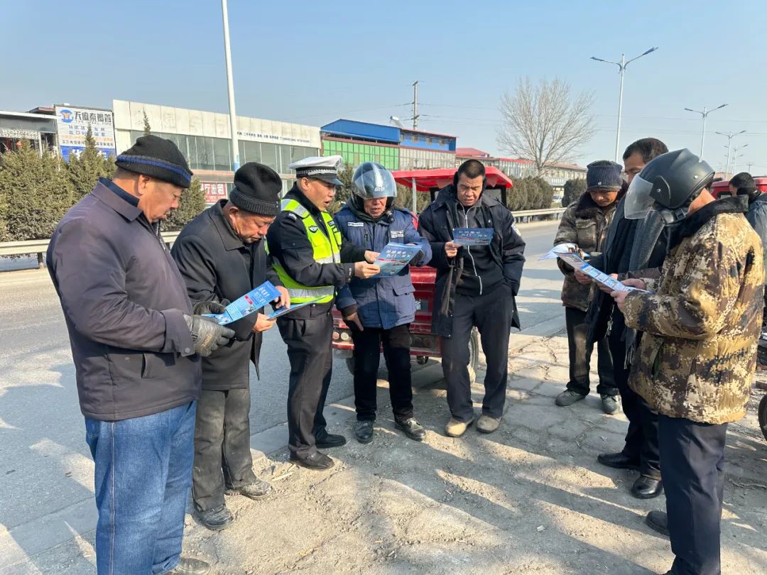 临汾公安交警走进辖区劳务市场针对进城务工人员开展交通安全宣传教育活动