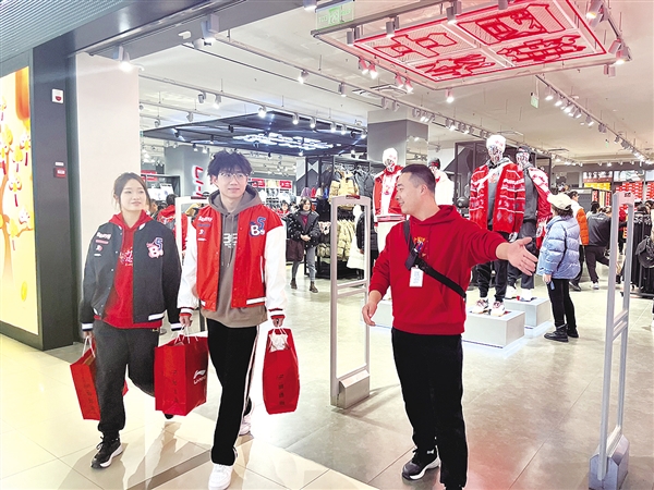 市场红红火火  服装亮点十足—— 服装市场“百花齐放” 消费经济“元气满满”