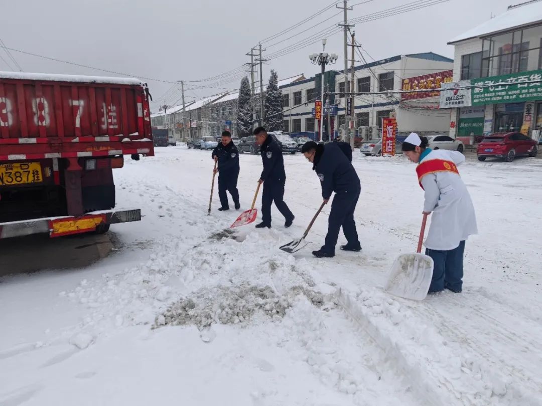 长治壶关：公安民警齐上阵  清雪除冰畅出行