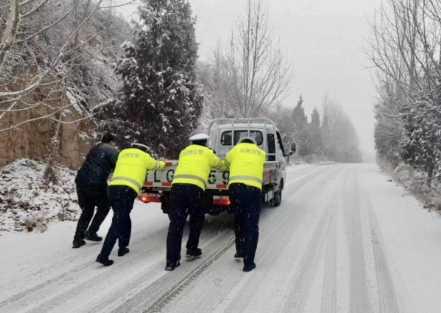 临汾：雪天配“雪警”，看！雪天最美风“警”在这里
