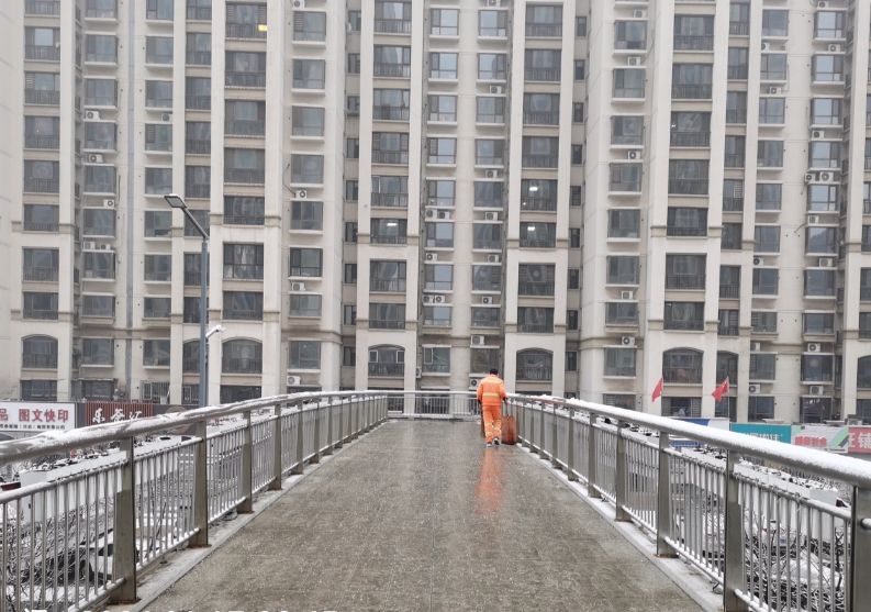 冰雪无情，环卫有爱——太原小店区环卫中心全力清雪，守护市民出行