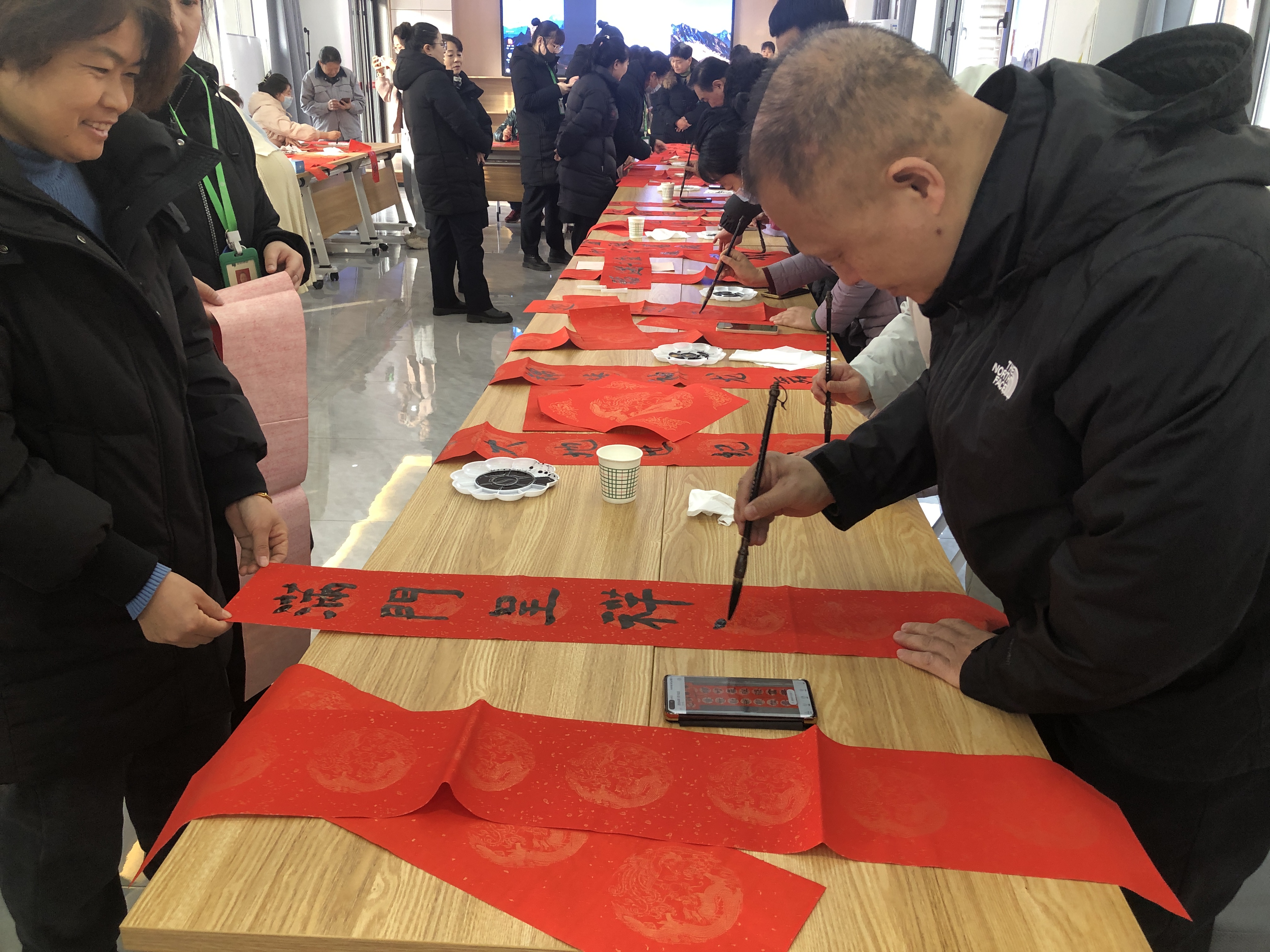 太原杏花岭区巨轮街道：腊八话民俗  泼墨送祝福