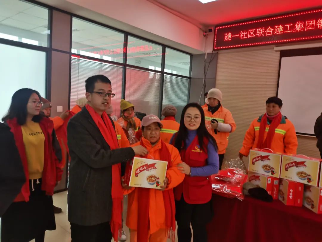 太原尖草坪区光社街道建工街第一社区：爱心腊八粥  情暖环卫工