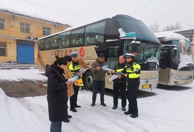 临汾公安交警走进辖区企业开展交通安全宣传主题活动，警企携手“话”安全