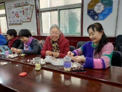 太原万柏林区小井峪街道：巧手腌制腊八蒜   欢度温暖祥和年