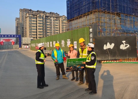 临汾公安交警走进辖区施工工地针对进城务工人员开展交通安全宣传教育活动