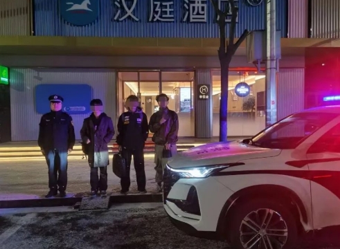 太原娄烦：群众雪天路滑车被困  民警推车救困暖民心