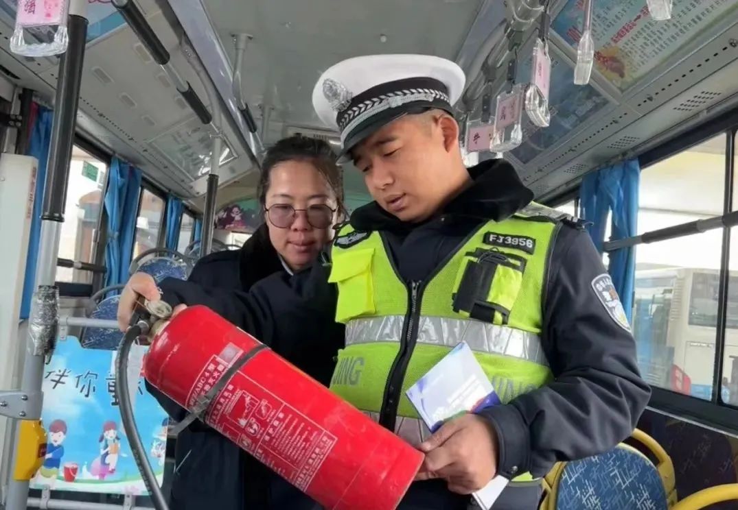 临汾公安交警走进辖区企业开展交通安全宣传活动 筑牢“两客一危”重点车辆安全防线