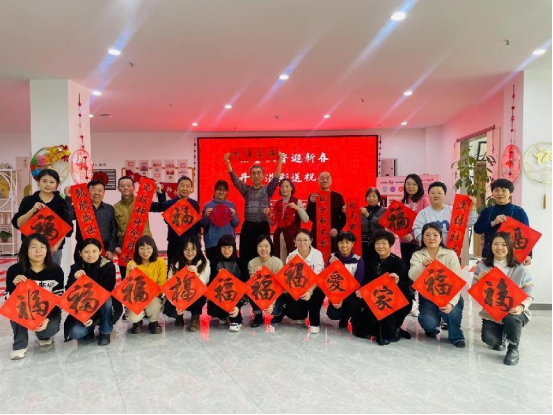 太原万柏林区滨体社区开展“翰墨飘香迎新春  丹青溢彩送祝福”活动
