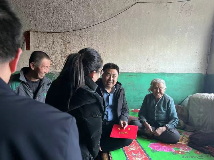 情系桑榆慰问暖  宜居燕庄焕新颜——山西山阴县北周庄镇党委书记张龙一行到燕庄村慰
