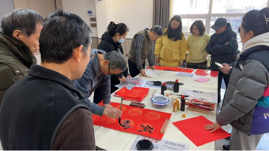 太原万柏林区长风西街街道：笔墨迎新年  春联送福至