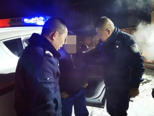 忻州五寨：六旬老人寒冬走失   公安寒夜救助温暖回家路