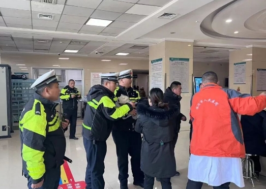 临汾公安交警紧急护送受伤幼童就医！