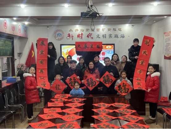 太原万柏林区小井峪街道：翰墨飘香迎新春  老少同书送祝福
