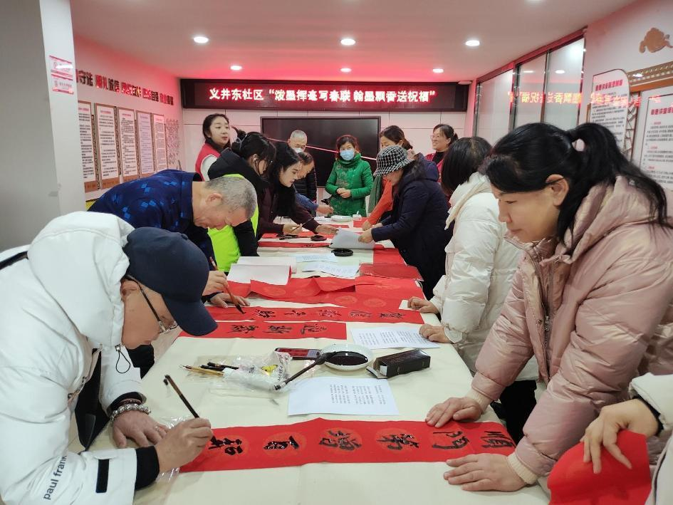太原万柏林区长风西街街道：泼墨挥毫写春联  翰墨飘香送祝福