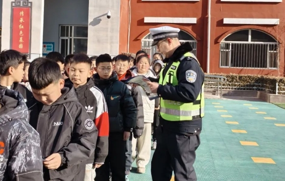 临汾公安交警积极开展“放假第一课”交通安全宣传教育活动