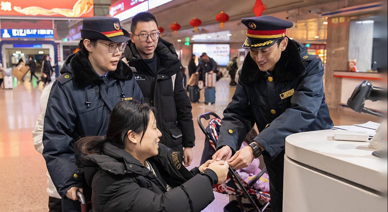 增配轮椅、设置读书室、配备手语列车员…… 各项贴心服务护航乘客返乡路