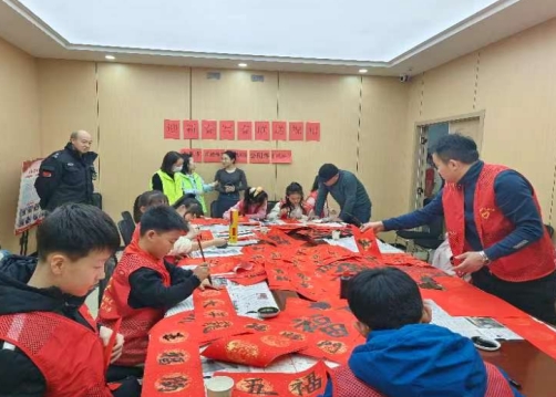 太原公园路玉门花园小学走进玉园北社区开展“迎新春  写春联  送祝福”活动