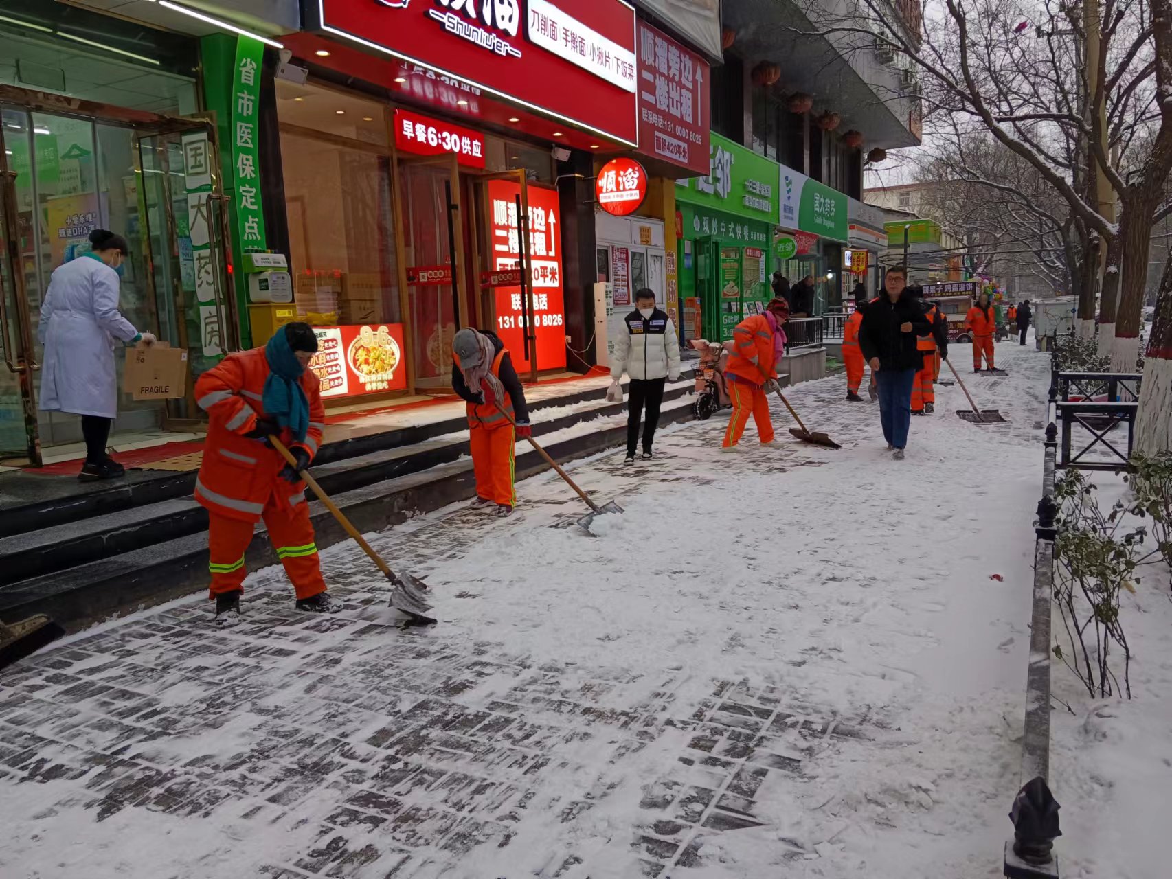 太原杏花岭区环卫中心：以雪为令连夜奋战   除冰破雪力保畅通