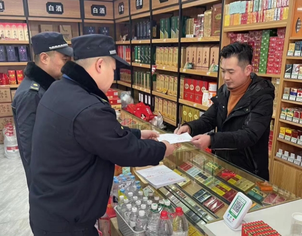太原城管执法部门积极督促沿街单位履行门前清雪责任