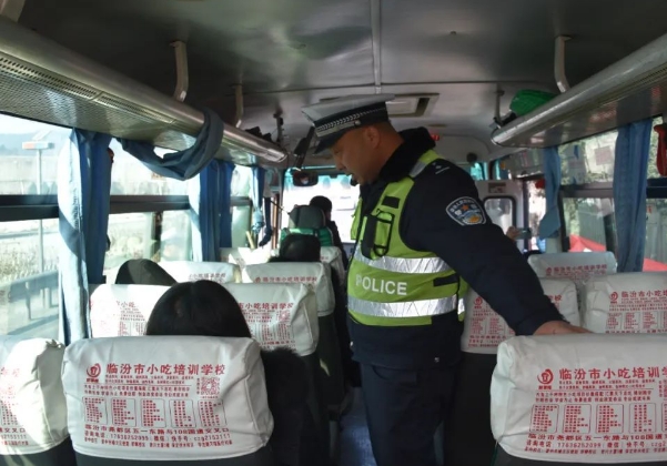 临汾公安交警走进辖区客运企业开展“全员全程系好安全带”交通安全宣传主题活动