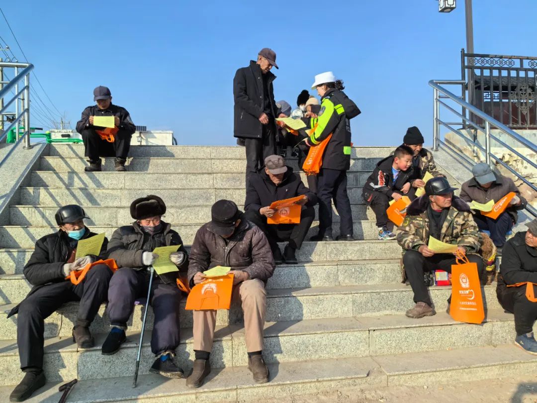 大同左云交警持续开展“美丽乡村行”交通安全宣传活动