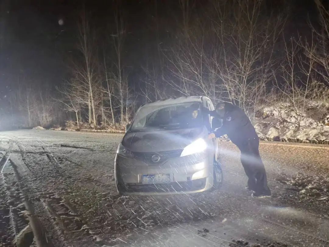 雪天彰显“公安温度”——长治潞城辛安泉派出所暖心救援