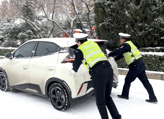雪天靓“警”—— 临汾公安交警雪天执勤保畅通  守护群众平安路