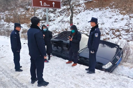 太原娄烦：雪天车辆侧滑陷水沟   民警及时救助暖民心
