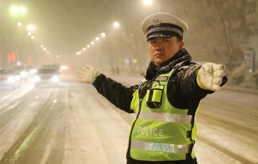  河南警方：迎战风雪保畅通，守护春运“平安路”