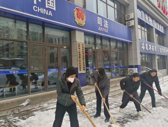 太原万柏林区司法局开展扫雪除冰志愿服务活动
