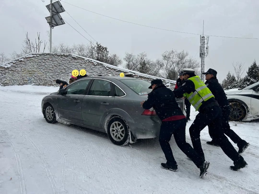 长治黎城：这个雪天被警察蜀黍暖到了