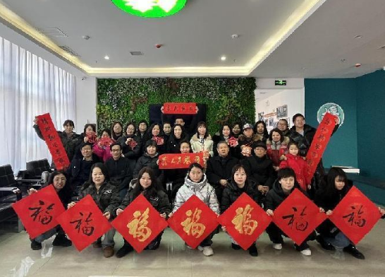 太原万柏林区南寒街道：红纸铺展墨香盈室　企退人员“泼墨挥毫”喜迎新春
