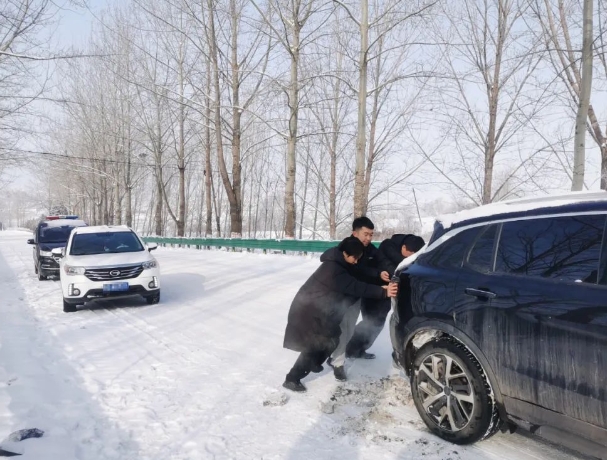 雪天路滑车辆被困，长治壶关公安暖心救援