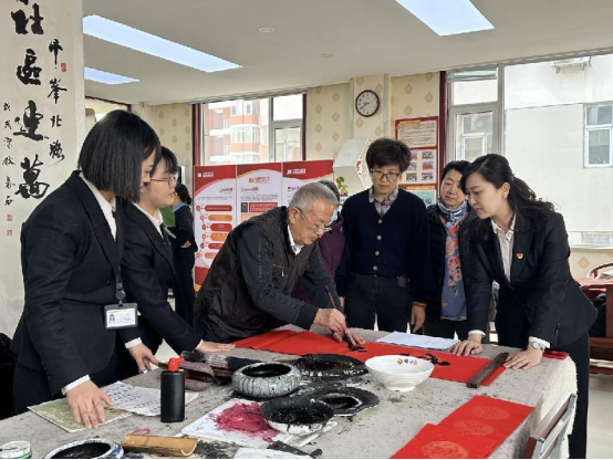 太原万柏林区兴华街道：翰墨飘香迎新年  情暖社区送祝福