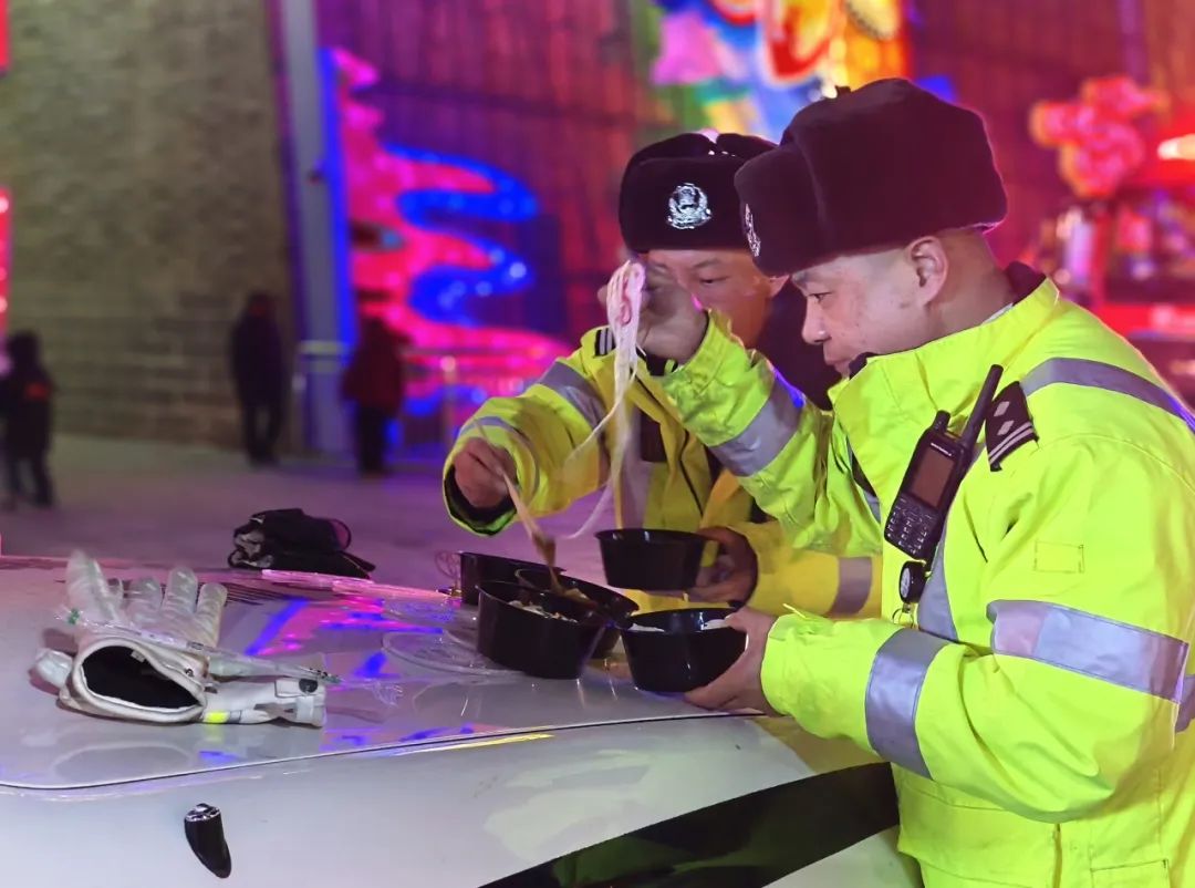 大同交警执勤忙，平安守护不“打烊”